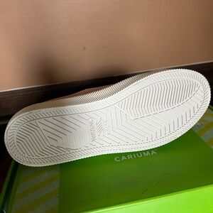 New in box pink Cariuma sneaker